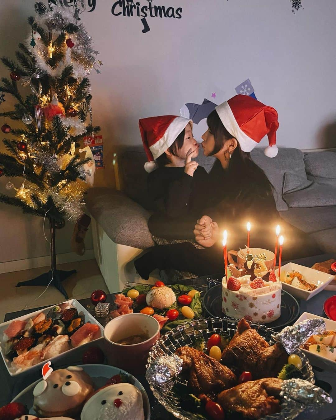 長谷川万射さんのインスタグラム写真 - (長谷川万射Instagram)「Merry Christmas🎄イブ  一足お先に、母と息子とお家でご飯作ってパーティー。 4歳になってどんどん色んなことが理解できるようになってるので飾り付けもしたら「クリスマス会だー！やったー🥰」 って大喜びしてくれました〜  準備したかいがあって嬉しくなりました  みんなはどんなクリスマス過ごしてますか？🎄  #cristmas  #手作りディナー #4歳児#シンママ」12月24日 19時35分 - mayanyam712