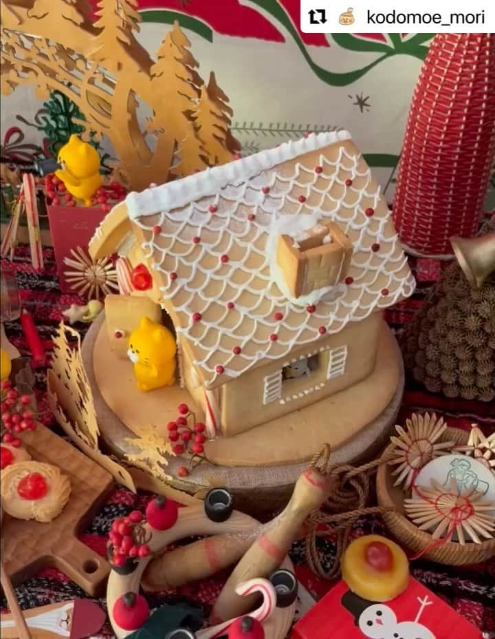 福田淳子のインスタグラム：「Wishing you a magical and blissful holiday!🎄🕯⭐️  みなさまもすてきなクリスマスをお過ごしくださいね。  #Repost @kodomoe_mori with @make_repost ・・・ ⁡ ⁡ Merry Christmas🎉 ⁡ 次号2月号の付録絵本「#ノラネコぐんだん おかしなさがしえブック」に登場する #お菓子の家 も、ほんのり雪化粧❄️❄️ ⁡ 素敵な一日になりますように☺️」