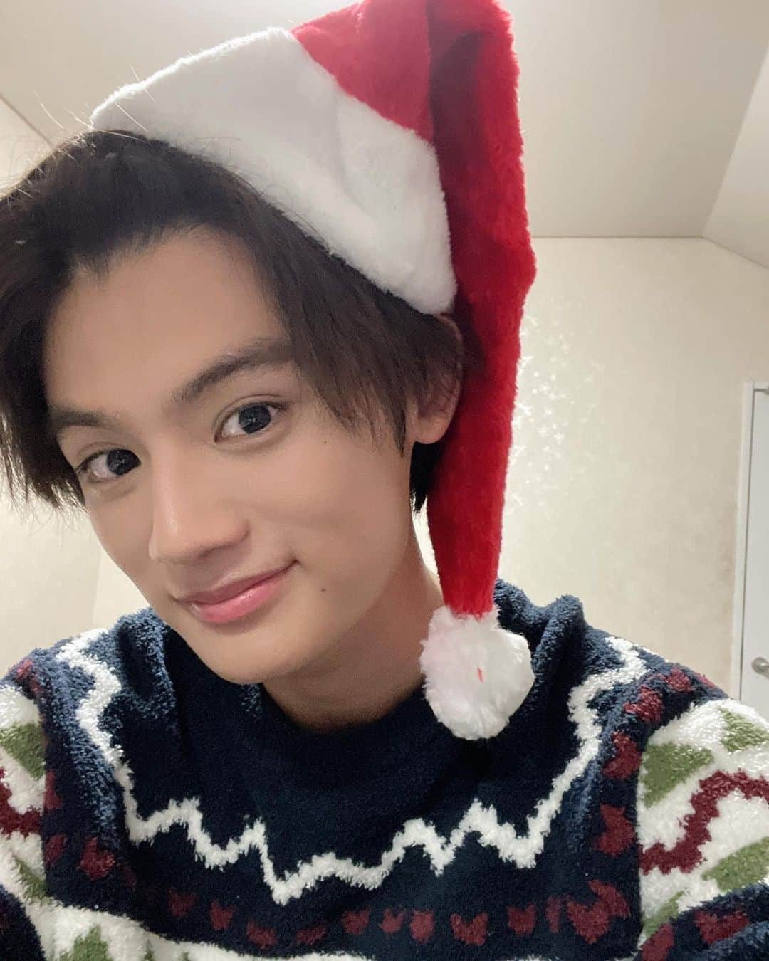 藤原大祐さんのインスタグラム写真 - (藤原大祐Instagram)「Merry Cristmas!!🎄 . #自撮りで半目になるやつ初めて見た #しかも2連続 #つまり半目のまま3秒キープしてた #クリスマスの擬人化 #ポンパドールの逆襲 #ハートになり損ねた胸ポケット #もみあげ大臣  . #当然の投稿の路線変更 . #本日ももしイケ絶賛撮影中 . 皆様素敵なクリスマスを！！」12月24日 19時43分 - taiyu_fujiwara