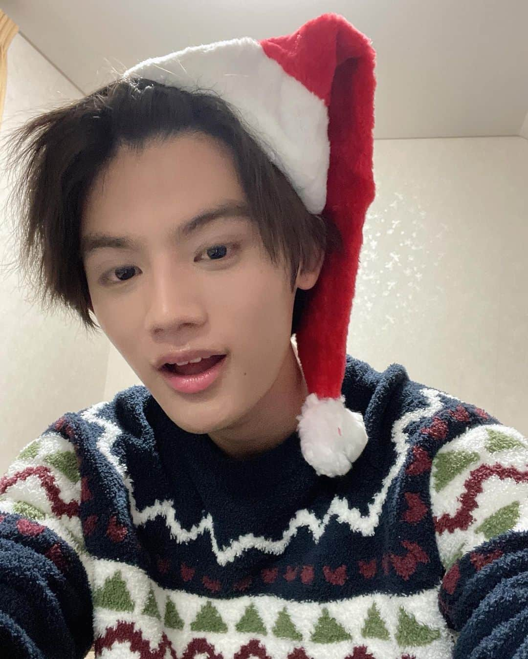 藤原大祐さんのインスタグラム写真 - (藤原大祐Instagram)「Merry Cristmas!!🎄 . #自撮りで半目になるやつ初めて見た #しかも2連続 #つまり半目のまま3秒キープしてた #クリスマスの擬人化 #ポンパドールの逆襲 #ハートになり損ねた胸ポケット #もみあげ大臣  . #当然の投稿の路線変更 . #本日ももしイケ絶賛撮影中 . 皆様素敵なクリスマスを！！」12月24日 19時43分 - taiyu_fujiwara