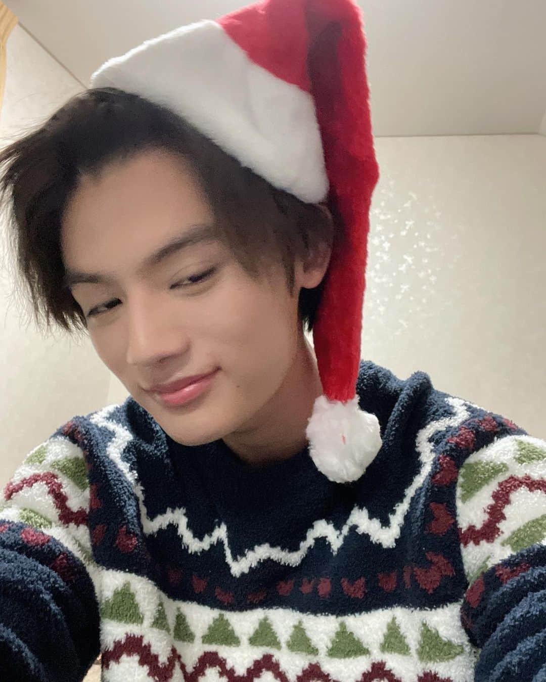 藤原大祐さんのインスタグラム写真 - (藤原大祐Instagram)「Merry Cristmas!!🎄 . #自撮りで半目になるやつ初めて見た #しかも2連続 #つまり半目のまま3秒キープしてた #クリスマスの擬人化 #ポンパドールの逆襲 #ハートになり損ねた胸ポケット #もみあげ大臣  . #当然の投稿の路線変更 . #本日ももしイケ絶賛撮影中 . 皆様素敵なクリスマスを！！」12月24日 19時43分 - taiyu_fujiwara