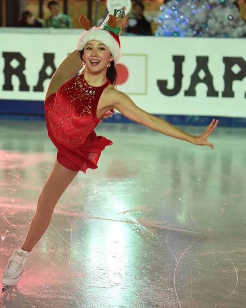 澤山璃奈さんのインスタグラム写真 - (澤山璃奈Instagram)「#happyholidays 🎄❤️  選手時代からクリスマスは全日本があって、 プロになっても毎年ありがたい事にスケートショーのお仕事で忙しい⛸  今年ははじめての　@joyhome.musical とのコラボ舞台❣️ インラインフィギュアスケート🛼❌ミュージカル🎶があります🙏🏽✨  holiday気分はもう少しお預けだけど、生徒と共に頑張ります❤️  皆さんも素敵な週末をお過ごしください💋🎄🎂 #フィギュアスケート #figureskating  #インラインフィギュアスケート #inlinefigureskating  #りなサンタ」12月24日 19時48分 - rinasawayama