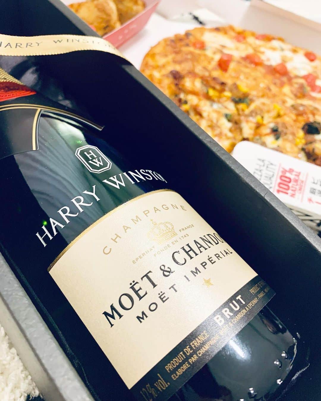 加賀美早紀のインスタグラム：「クリスマスイブー🎄 @harrywinston のモエとクリスタル🍾 ピザーラのプルコギにハマった冬🍕 楽しかったです  皆様も素敵なクリスマスをお過ごし下さいね💓  #クリスマス #パーティー #シャンパン」