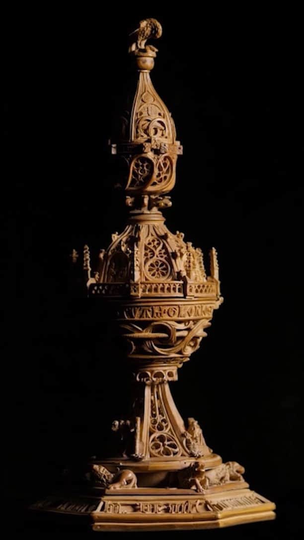 大英博物館のインスタグラム：「This intricate articulated tabernacle was made in the Netherlands in the early 16th century, and is just over 20cm tall.   Although it’s only small, it consists of several sections which come apart to reveal scenes from Christ’s life – from birth to Resurrection.   The tiny depictions are rendered into the boxwood with minute detail – boxwood was used because it is dense and resists splitting.   It's an outstanding example of the small-scale works of art that were owned by nobles or wealthy merchants in northern Europe during this period.  Tabernacles like this would have been used as objects of private devotion, and prized as masterpieces of carving and invention  🏛 See other stunning objects from The Waddesdon Bequest by heading to britishmuseum.org/Waddesdon  🔎 Miniature boxwood tabernacle. Netherlands, 1500–1530.  #BritishMuseum #Waddesdon」