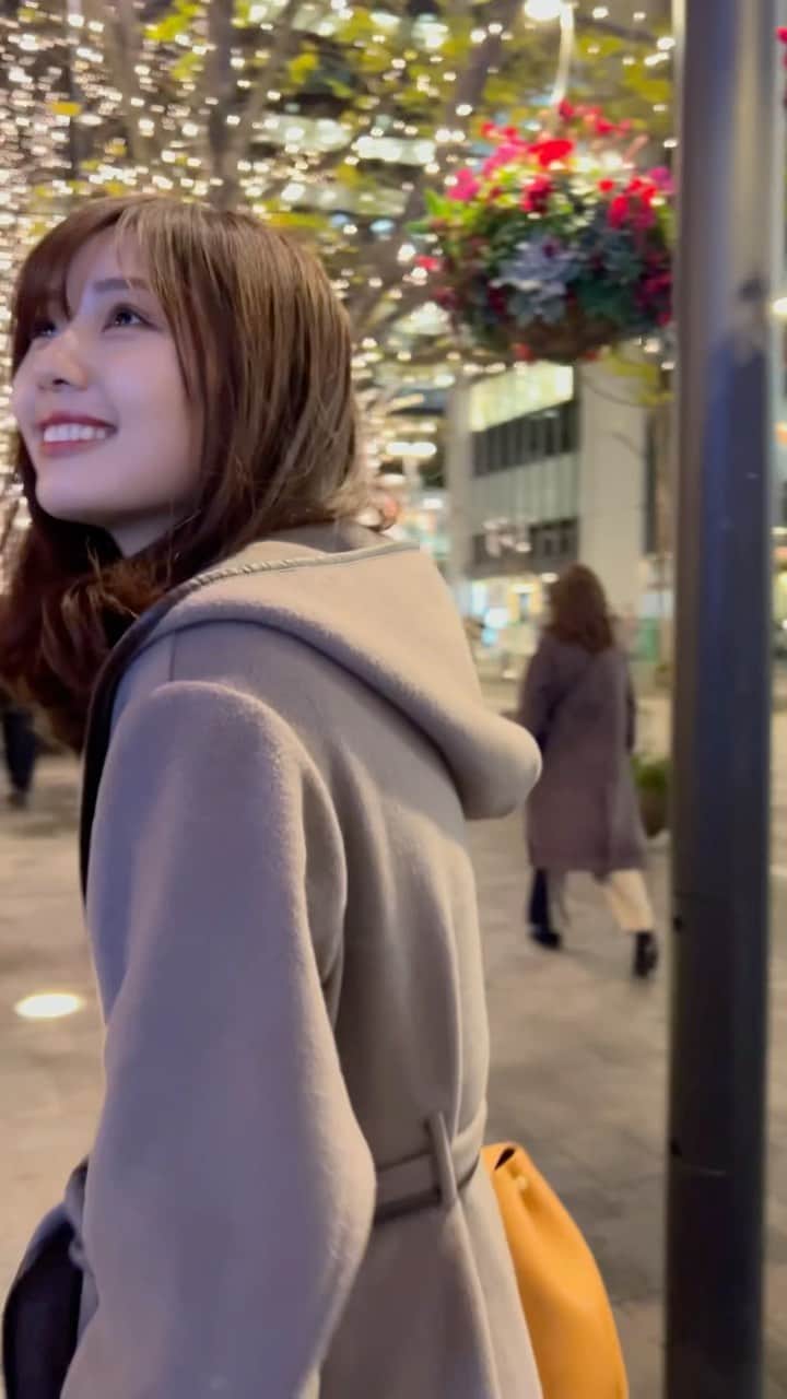 杉浦みずきのインスタグラム：「メリークリスマスイブ〜🎄🎅✨ 今日は誰と過ごすの？？  咲良に撮ってもらったんやけど、風強すぎて笑けてきてる😂  #イルミネーション #日比谷 #銀座 #東京イルミネーション」