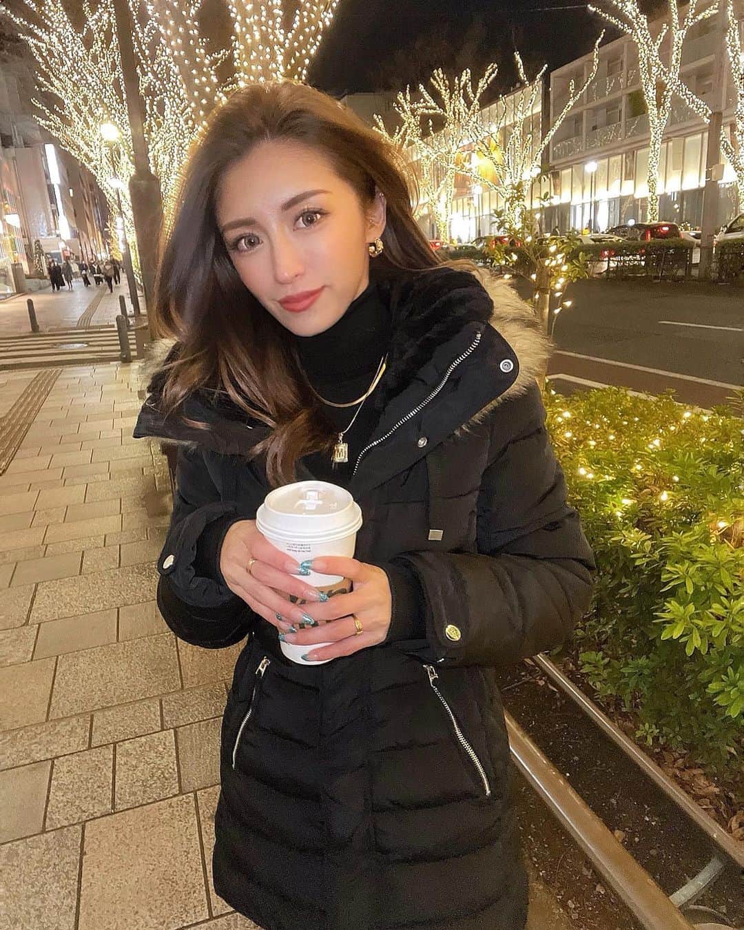 MIWAのインスタグラム：「merry Xmas Eve🎄💝 ㅤㅤㅤㅤㅤㅤㅤㅤㅤㅤㅤㅤㅤ ㅤㅤㅤㅤㅤㅤㅤㅤㅤㅤㅤㅤㅤ りょーちゃんとご飯食べて 写真撮ろうってなったけど 風と寒さとやばすぎた🤣w 手が物語ってるでしょ←☃️ 盛れない時はブーメラン🤞🏾💗 ㅤㅤㅤㅤㅤㅤㅤㅤㅤㅤㅤㅤㅤ 写真も少し加工しましたよ🤏笑 ㅤㅤㅤㅤㅤㅤㅤㅤㅤㅤㅤㅤㅤ ダウンの質問あったけど一年前の ZARAで買ったものだよんっ！ 細身に見えるダウンが好き👅/// ㅤㅤㅤㅤㅤㅤㅤㅤㅤㅤㅤㅤㅤ  ㅤㅤㅤㅤㅤㅤㅤㅤㅤㅤㅤㅤㅤ #表参道#イルミネーション#winter  #都内イルミネーション#omotesando  #ダウン#冬服#スタバ#Starbucks」
