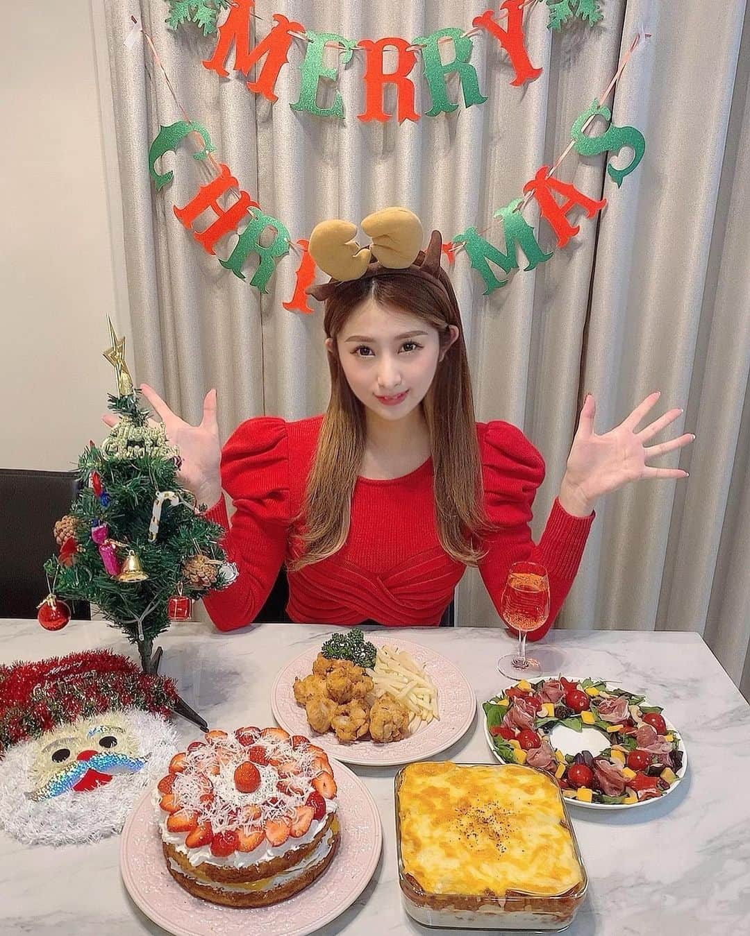 青野美沙稀さんのインスタグラム写真 - (青野美沙稀Instagram)「Merry Christmas Eve🎄❤️❤️ ⁡ 皆でホームパーティーということで 久しぶりに色々作ってみました🎵 ⁡ 全部おいしくできて、大満足✨ ⁡ ⁡ ⁡ 明日は、年内ラストライブ🎙 ⁡ 2021/12/25(土) 69★TRIBE 160～ロック族～ @レッドシューズ<ENTRNCE FREE> 〒107-0062 東京都港区南青山6-7-14 チガー南青山B1 ⁡ TheBiscatsは、２１時からです🌹 ⁡ #クリスマスパーティー  #クリスマス #xmas #christmas #手作りケーキ #手作り料理  #クリスマスディナー  #xmasdinner #christmasdinner  #手作りご飯 #メリクリ  #リースサラダ #リース #イヴ #xmasparty #みさきずごはん🍳」12月24日 20時10分 - misaki_aono