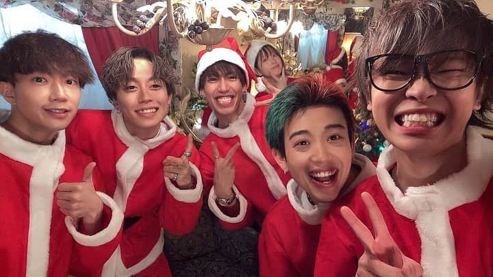 イニ（じん）のインスタグラム：「みんなで集まりました🎄 みんなラップ不慣れなのに とっても頑張ってくれました🥲 やっぱりラップはそれぞれ 個性も出るし、みんな違って みんな良いから好き！！！ 🎄 クリスマスラップ是非聴いてねー！」