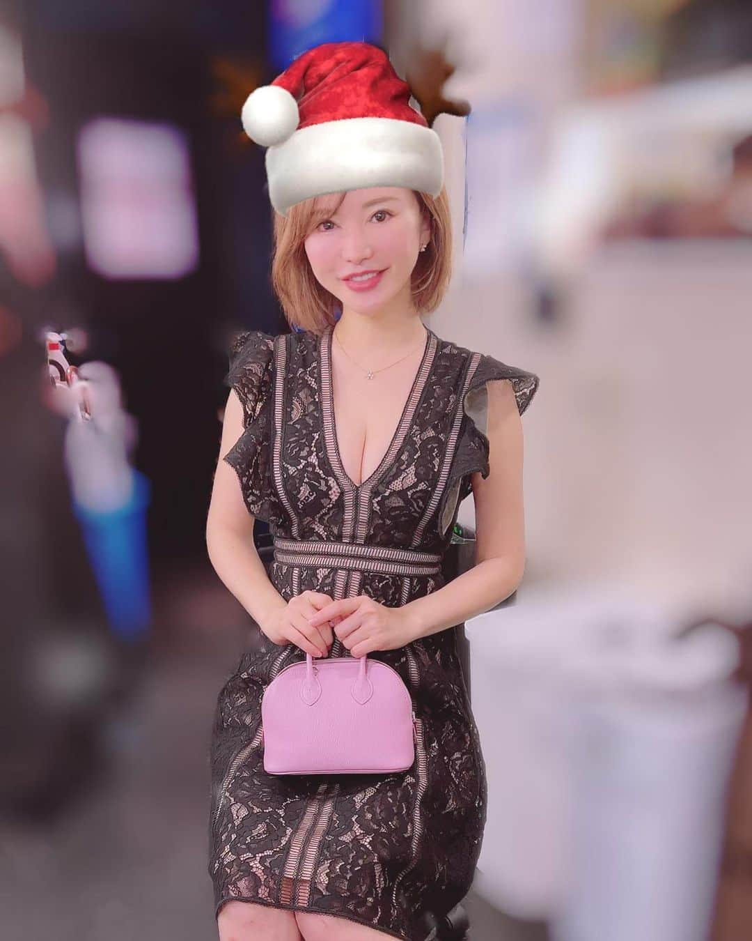 里美ゆりあのインスタグラム：「メリークリスマス🎅🎁💕😆  12月は美味しいお酒をたくさん飲めて幸せ💞  #ミュゼルヴァ #六本木 #キャバクラ #里美ゆりあ #クリスマス #クリスマスイブ #roppongi  #yuriasatomi #winter」