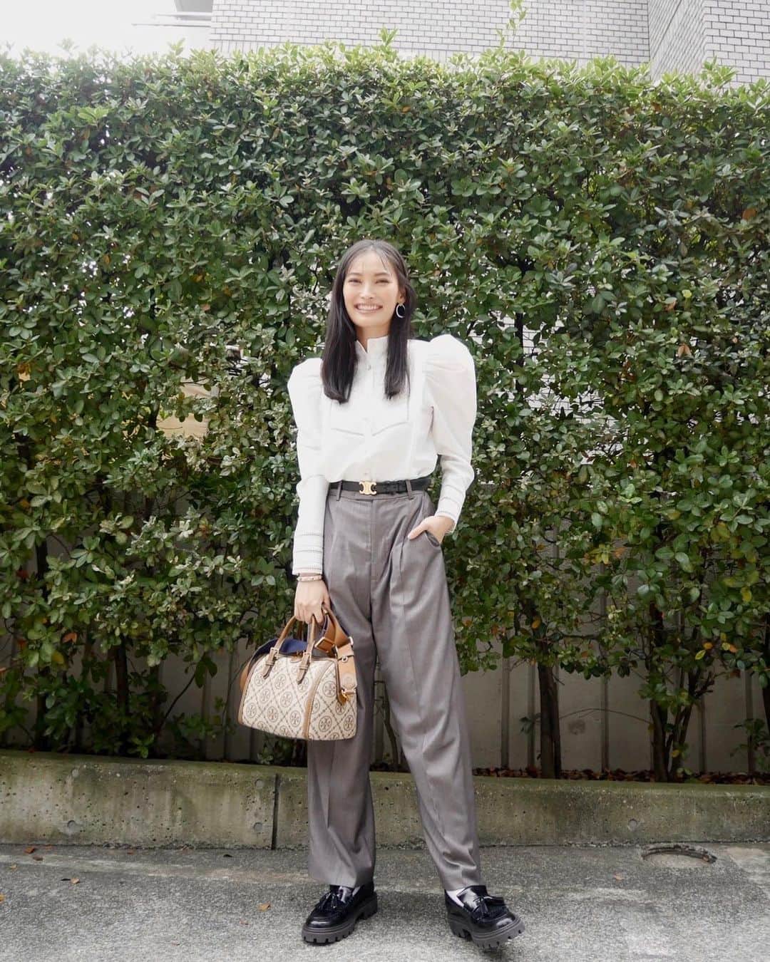 大政絢のインスタグラム：「#今日の絢服 🎄🎁🎄 bag #toryburch  shoes#tods belt #celine   それ以外は全て #amerivintage  の日でした🌿」