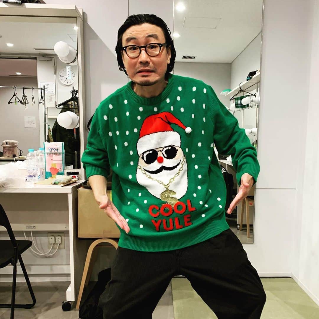 中山祐一朗のインスタグラム：「メリークリスマス！ 今日の僕！ #アルトゥロウィの興隆  京都で同じ楽屋の関さんはじめおじさん俳優さんたちが面白がってくれて、ツーショット写真をそれぞれと撮るっていうながれになりました。 京都までこのセーター持っていって良かった良かった(^^)」