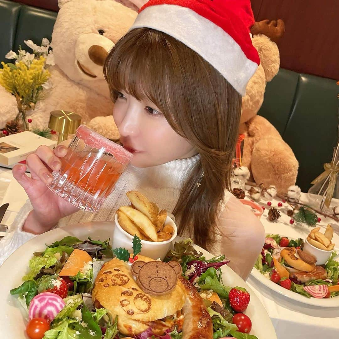 もえのあずきさんのインスタグラム写真 - (もえのあずきInstagram)「くまちゃんクリスマス🧸❤️💚  #クリスマス#クリスマスパーティー #サンタさん#もえあず#エラバレシ#サンタコス #大食い女子 #大食いアイドル #大食い彼女#アイドル」12月24日 20時38分 - moeazukitty