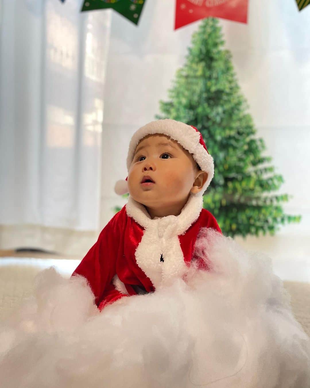 金子雅紀さんのインスタグラム写真 - (金子雅紀Instagram)「お友達と一緒にクリスマスコスプレ🎅 Merry Christmas!! Photo by @mei.hashihara  #息子#5ヶ月#ムチムチベイビー#妻も息子も僕も元気です」12月24日 20時48分 - masaki_kaneko_