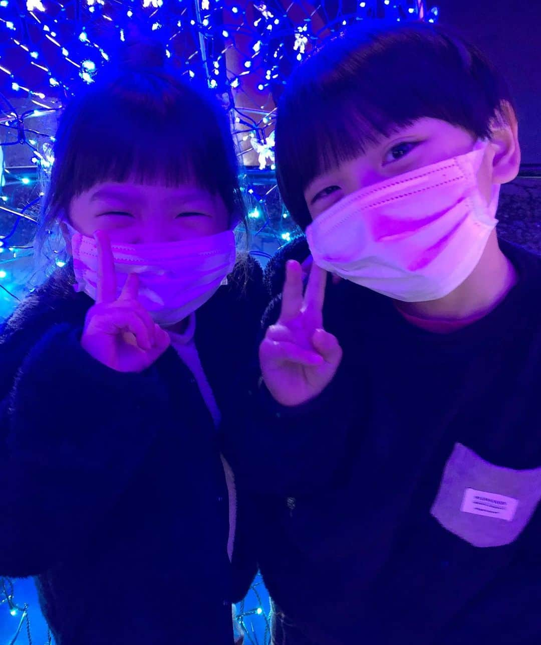 菊地あやかさんのインスタグラム写真 - (菊地あやかInstagram)「. 今年のクリスマスは行って みたいねって皆んなで言ってた ケンタッキー食べ放題🥰🍗🤎 野菜からデザートまで種類が 沢山あって本当に美味しかった！ こども達もお腹空かせてたから 先にケンタを幸せそうに頬張ってました笑 喜んでくれて良かった〜🥰大正解🥰💖💖(私たちも) 今年のクリスマスもイルミネーション 観に行けたし言う事なし！！ 2021年もあっという間だったなぁ… #クリスマス #クリスマスイヴ #2021 #ケンタッキー食べ放題 #ケンタッキー #こどものいる暮らし #5人家族 #3人兄弟  #男の子ママ #女の子ママ #6歳 #4歳 #2歳」12月24日 20時41分 - ayaka_official06