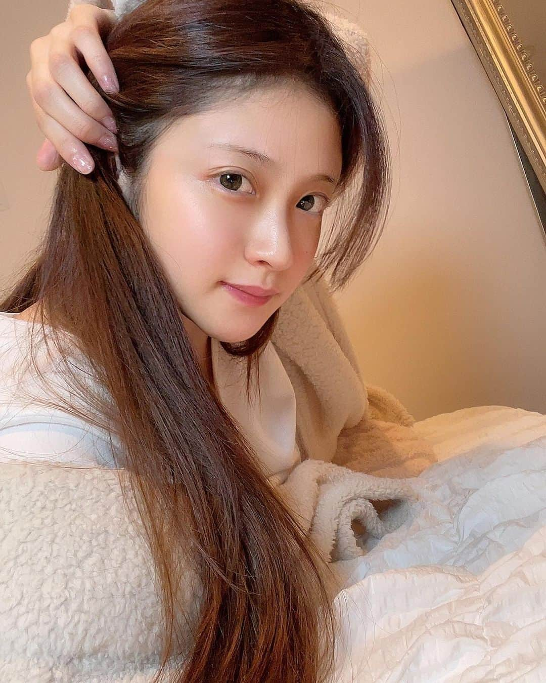 小澤美里さんのインスタグラム写真 - (小澤美里Instagram)「またもや、革命来たわ。 な、ヘアケア紹介🕊💕🧏🏻‍♀️ 少し前の投稿にてラックスのダメージリペアヘアオイルが気に入りすぎてオススメしたと思うんだけど、またしてもか、神か！？と思う組み合わせを提供頂き出会してしまったので書かせてください。。サイコウーーー！  使い方は簡単💁🏼✨ ラックスのダメージリペアヘアオイルと ラックスのダメージリペアヘアマスクを まぜまーぜ🥣してコンディショナー後に塗布して、洗い流すだけ✨🚿  簡単に！更に！髪がトゥルントゥルンになるではないですか！🌱 奇跡的に両方持っている方やこれから買う方もいるかもしれないけど、これね、ほんと混ぜて使う体験をしてもらいたい😮‍💨  寝る前、日々のご褒美ケアとして使うのが気分的にもあがって、いい。。💕  次の日の一日の始まりも何か違って感じられるはず🕊  美活たのしいね🐻‍❄️✨ それではみなさん良いクリスマスを🤍🎄   @lux_jp_official #ラックス #ヘアオイル #ヘアマスク #おうち美容 #美髪ケア #sponsored #ヘアケア」12月24日 20時50分 - misatooozamisa