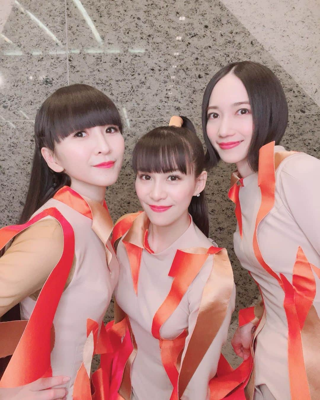 Perfumeさんのインスタグラム写真 - (PerfumeInstagram)「みなさんメリークリスマス🎄🎅🎁✨ MステウルトラSUPER LIVE2021 ご覧いただきましてありがとうございました✨ 素敵なクリスマスをお過ごしください💓  Happy Merry Christmas from  Perfume🎄❤️🎄  #prfm」12月24日 20時50分 - prfm_official