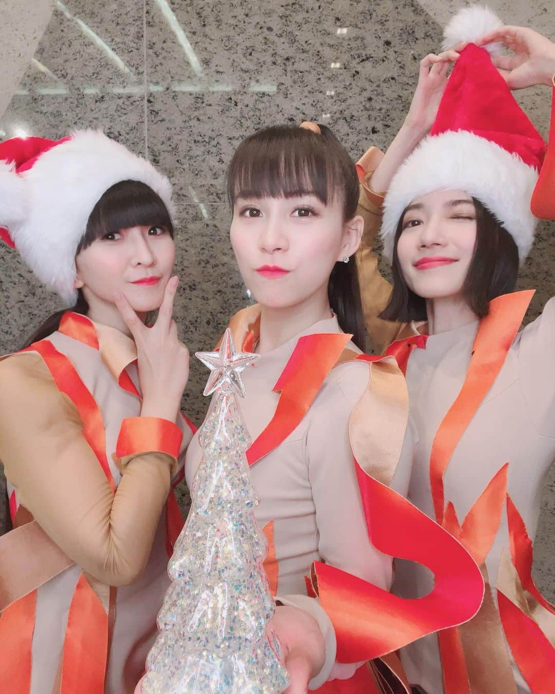 Perfumeさんのインスタグラム写真 - (PerfumeInstagram)「みなさんメリークリスマス🎄🎅🎁✨ MステウルトラSUPER LIVE2021 ご覧いただきましてありがとうございました✨ 素敵なクリスマスをお過ごしください💓  Happy Merry Christmas from  Perfume🎄❤️🎄  #prfm」12月24日 20時50分 - prfm_official