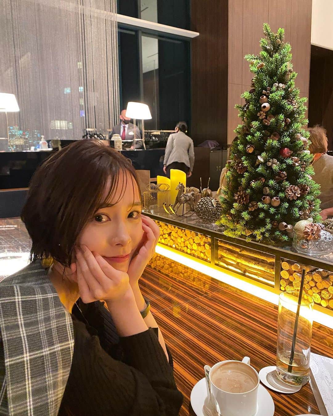 黒澤詩音のインスタグラム：「メリークリスマス🎄🎁✨  みなさま、いかがお過ごしですか？ 今日は朝からお仕事をもうそれは最速の上がりタイムでこなして、 夕方からクリスマスケーキ🍰かわりの #アフタヌーンティー へ。  コンラッドのホワイトアフタヌーンティーきてみたかったんです❄️  聖歌隊の演奏と歌唱も聴くことが出来て、クリスマス気分🎅✨ （写真後半は先日行ったカハラホテルのツリー🌲）  帰りに通った銀座の街は煌びやかで、 クリスマスがこの街に、今年もやってきたよーと頭の中に流れました✨  そしてまたもや末脚爆裂で帰宅して明日の資料作り🏇🏇 今週も、メイチ仕上げです✊  さて明日も9:00〜 テレビの前でお会いしましょう⭐️  #メリークリスマス #christmas #コンラッド東京 #アフタヌーンティー #xmas #クリスマス #有馬記念 #afternoontea #conrad」