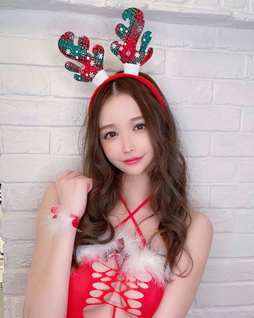 吉見衣世のインスタグラム：「EVE🎄🦌❄️❤️  みんな何して過ごすのー？😙😙  #サンタコス#トナカイコス#eve#xmas#メリクリ」
