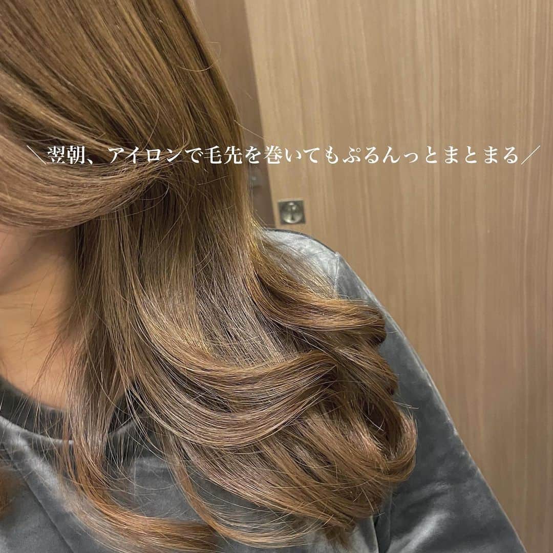asamiさんのインスタグラム写真 - (asamiInstagram)「_🌙 夜しっかりケアをしてから寝ても 朝起きた時にパサついていたり 毛先が広がっていたり、髪が絡まったり… 寝ている時の髪のお悩みに ナイトキャップ発想のヘアケアがおすすめです♡ 彼とのお泊まりのときなど ナイトキャップを被ることに抵抗があるときに このオイルがあるととってもありがたい☺️🤍 _ 睡眠中の摩擦ダメージに着目した設計で、 摩擦を軽減してくれるから、 ナイトキャップをかぶらずとも、 翌朝髪の毛がまとまってつやをキープしてくれます🤍 _ このオイルは髪にも体にも使えるマルチ美容オイル。 伸びがよくロングヘアの方は1プッシュで十分です🛌 _ 寝癖がつかない、 夜のブローした後の理想の髪を 翌朝までキープしてくれるので 朝のスタイリング時間が軽減されます☺️ 朝の準備は忙しいですからね…！ _ 🌙Calm Night Repair Hair Oil  ヨルカームナイトリペアヘアオイル 価格：￥1,540（税込）/ 80mL _ @yolu_official #YOLU #ヨル #ナイトケア #ナイトキャップ #ヘアケア #ナイトリペア #ヘアオイル #翌朝感動うるツヤ髪 #うるツヤ髪 #夜間美容 #pr」12月24日 21時00分 - asamiffee