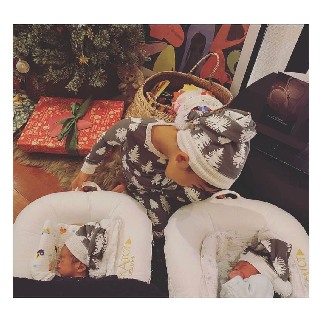 秋元玲奈さんのインスタグラム写真 - (秋元玲奈Instagram)「Merry Christmas ❗️❗️🤶 🎄 家族が増えて、我が家は去年よりも賑やかなクリスマスイブとなっております🥰 #3兄弟 #双子 #おそろい #4歳男児 #クリスマスイブ」12月24日 21時14分 - rena_akimoto