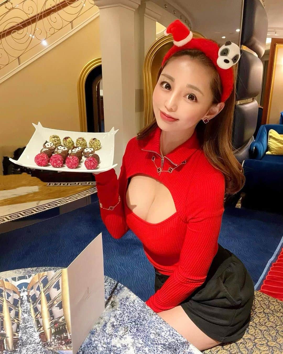 YURIのインスタグラム：「Happy Merry Christmas🎄🌟 I got a chocolate present from the Burj Al Arab🎅 Hope you have a wonderful day with your loved ones💝 、 、 、 メリークリスマス🎄 皆さんにとって素敵な日になりますように✨ 、 、 、 #merrychristmas #merryxmas #christmaschocolate #holidayseason #santaclaus #redmood #めりーくりすます #メリークリスマス #チョコレート #サンタさん #🎅」