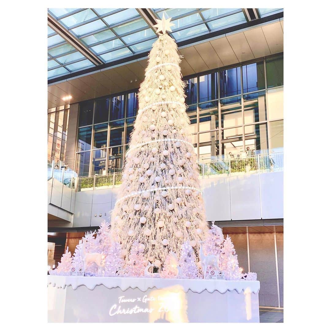 西原さつき（さつきぽん）のインスタグラム：「* ⁡ Merry Christmas🎀 地元、名古屋の駅前に大きなツリーがありました🎄🌟 クリスマスは1年でいちばん街が可愛くキラキラするから好きです☺️✨ 女の子のお洋服もいちばん可愛い季節な気がする。。。 みなさんもあったかくして過ごしてくださいね☕️  #merrychristmas」
