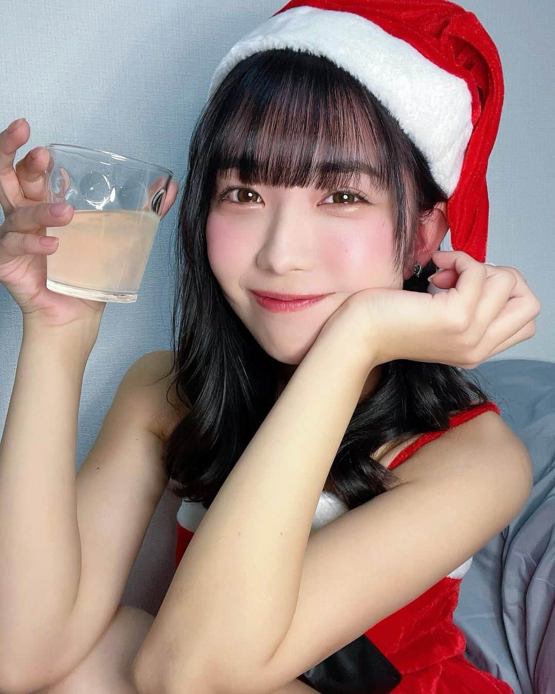天羽希純のインスタグラム：「酔っ払いサンタ🎅🏻ちゅーして💓  #サンタ #サンタコス #クリスマス #クリスマスイブ #メリークリスマス #クリスマスコスプレ #コスプレ #cosplay #merrychristmas」