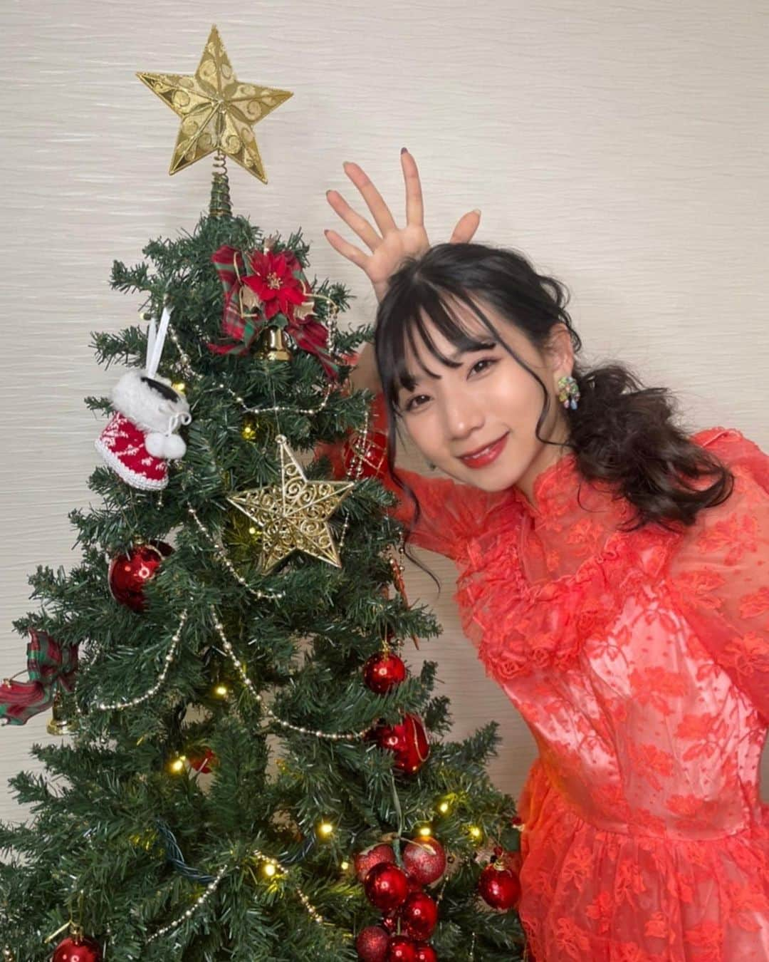 よよよちゃんのインスタグラム：「✨🎁🎄MERRY CHRISTMAS🎄🎁✨  皆さま、今日は自分のことをた〜っぷり甘やかす日にしてくださいね☺️❣️  （写真はLINE LIVE AWARDの🙋🏻‍♀️✨）」