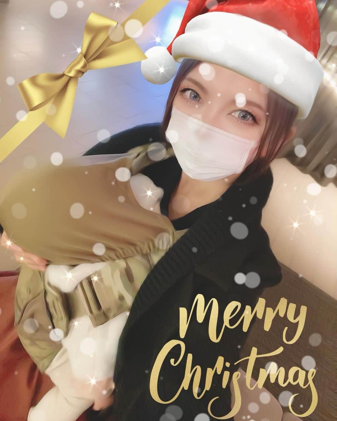 のインスタグラム：「Happy Holidays! 🎄 #christmas #merrychristmas #holiday #winter #santa #christmastree #tokyo #illumination #happyholidays #happy #multicam #quokkajoy  #sleepingbaby #selfie #beautyplus #丸の内イルミネーション #クリスマス #風景 #自撮り #徹夜明け」