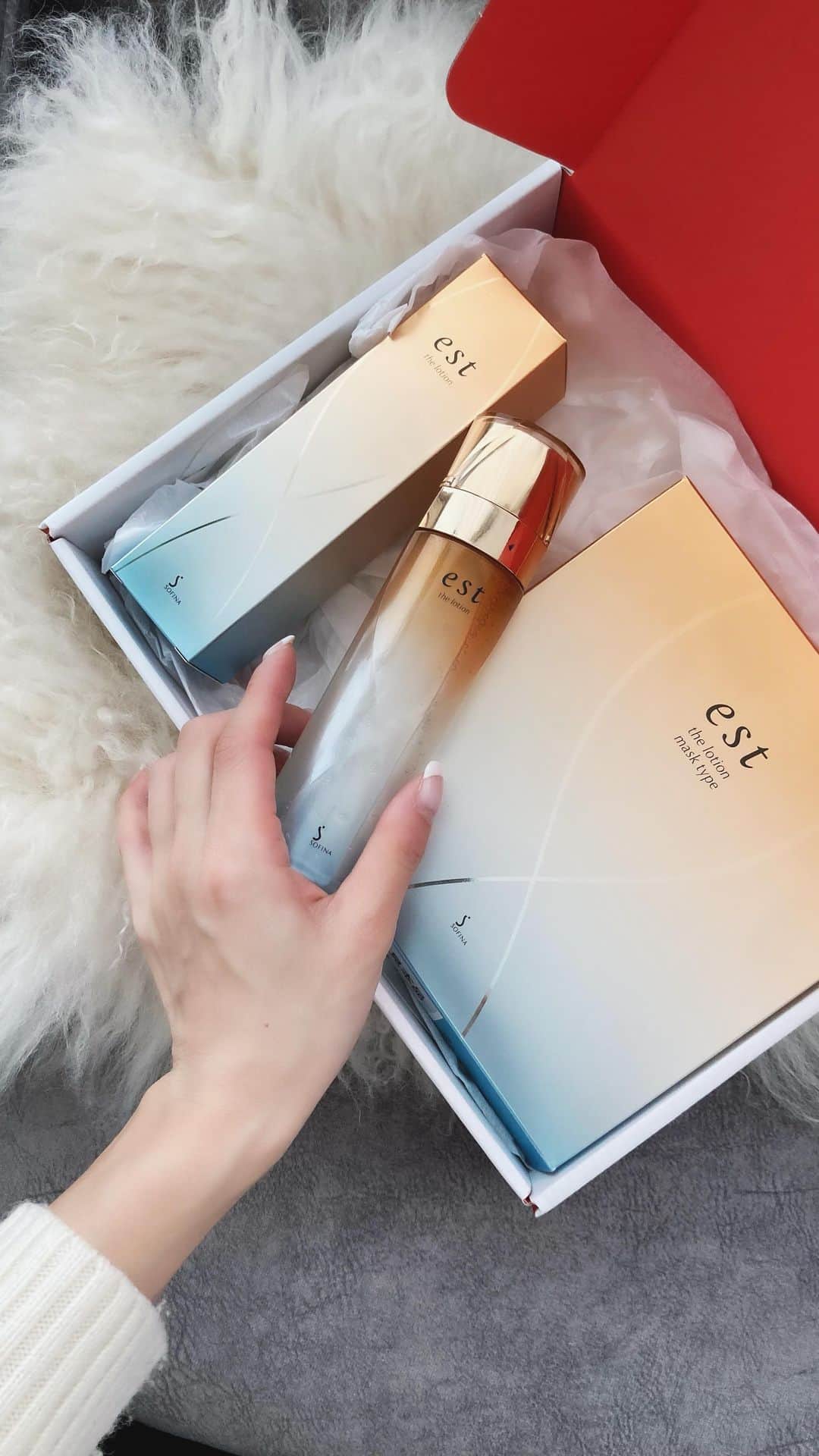 瀬戸晴加のインスタグラム：「ホリデーシーズンにピッタリなエストザローションのギフトBOX！🤍 過去にも使ったことのある保湿力バツグンで大好きなestシリーズが今、公式オンラインショップから無料でギフトボックスが送れるんだそう🤭❤️estの化粧水はどなたにもオススメしやすい保湿ケアアイテムなので今年頑張ったご褒美に自分に贈るもヨシ、お世話になった方へ贈るもヨシと、この季節のプレゼントにピッタリ🎁私は今年頑張った自分のお肌を労わる気持ちで丁寧にパックしました。笑（環境も大きく変わったし劇的に忙しくなったのになんとか大荒れせずに耐えてくれてありがとう！）パックと化粧水をギュッとしっかり押し込むとお肌モチモチで嬉しいなぁ☺️✨ #est#エストザローション#エスト#スキンケア#化粧水#pr#エクトイン#ホリデーギフト @est_jp」
