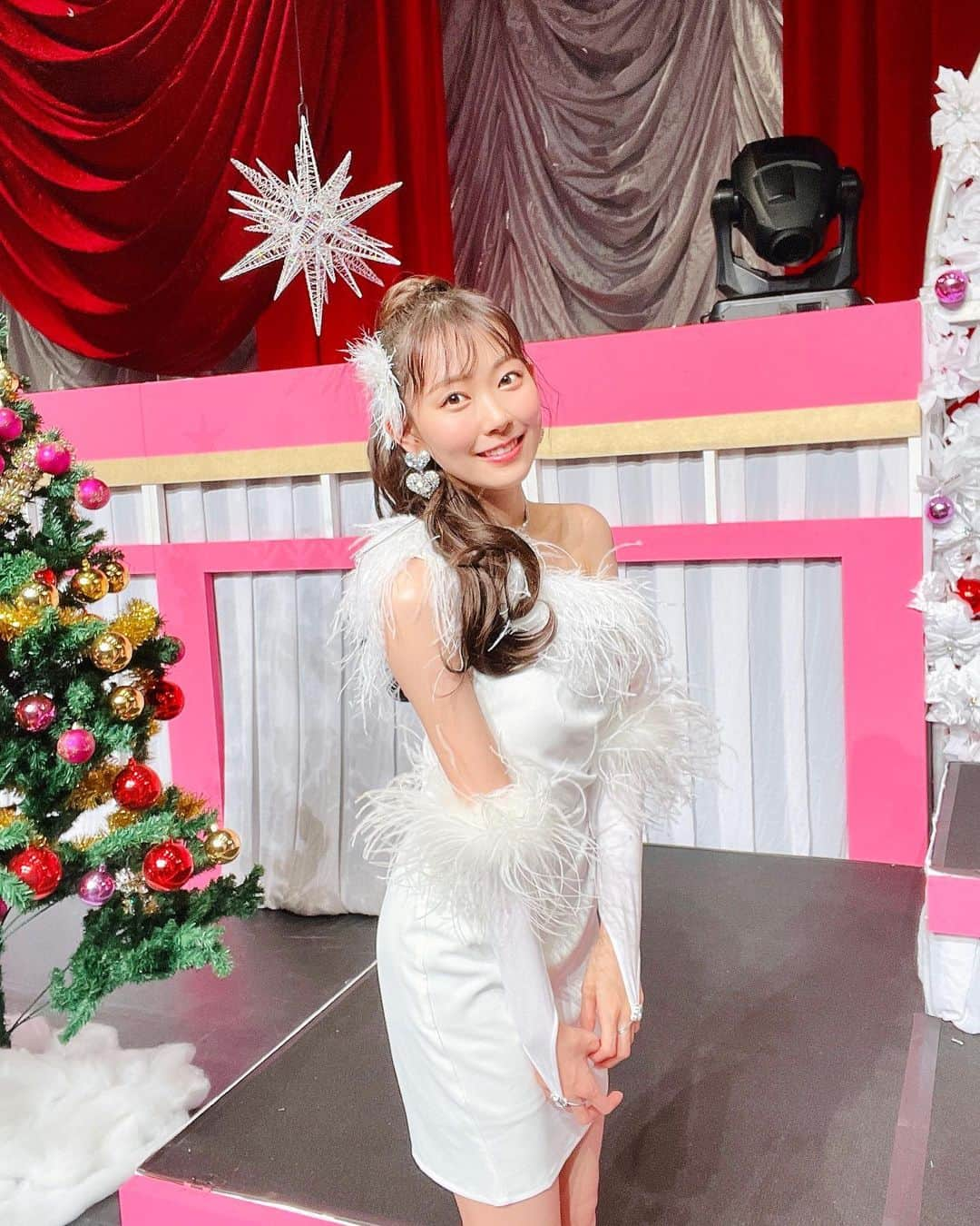 渡辺美優紀さんのインスタグラム写真 - (渡辺美優紀Instagram)「. ホワイトクリスマス気分の衣装です❄️☃️ 私に雪がふりつもりましたで🧸🧣 . #みるきークリスマス2021」12月24日 21時43分 - miyukichan919