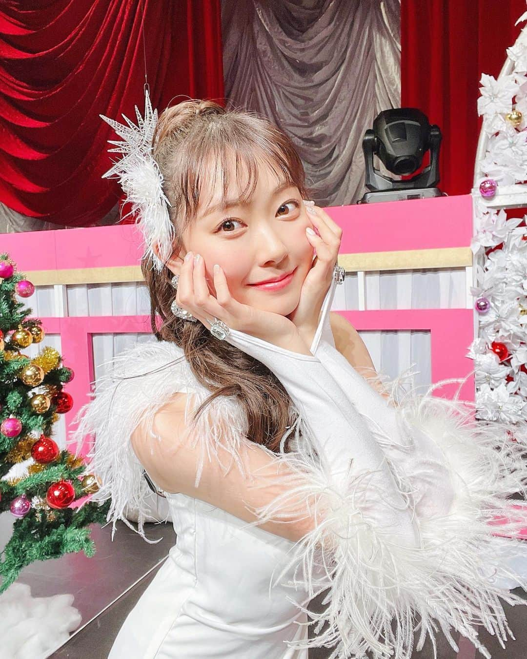 渡辺美優紀さんのインスタグラム写真 - (渡辺美優紀Instagram)「. ホワイトクリスマス気分の衣装です❄️☃️ 私に雪がふりつもりましたで🧸🧣 . #みるきークリスマス2021」12月24日 21時43分 - miyukichan919