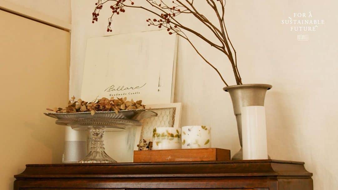 botanist officialのインスタグラム：「【クリスマスもサスティナブルに。オリジナルキャンドルの作り方🌲】 クリスマスも工夫することで、サスティナブルな過ごし方を体験することができます。 今年は、電気を消して、手作りのキャンドルの灯りで過ごしませんか🕯 キャンドル作家の「Ballare（バラレ）」兼島麻里氏に、キャンドルの灯る暮らしの魅力と、素敵なオリジナルキャンドルの作り方を伺いました。 ⠀⠀ ▼記事詳細はこちら💡 https://bit.ly/3pqBAmq ⠀⠀ またポータルサイト「FOR A SUSTAINABLE FUTURE 共に⽣きる未来のために、一歩踏み出す。」では、BOTANISTのサスティナブル活動を記録しています🌍🌿 ⠀⠀ ハイライト「SUSTAINABLE」リンク先から飛ぶことができます💡 是非、お楽しみください♪ ⠀⠀ #FORASUSTAINABLEFUTURE #BOTANIST #ボタニスト #botanicalbeauty」