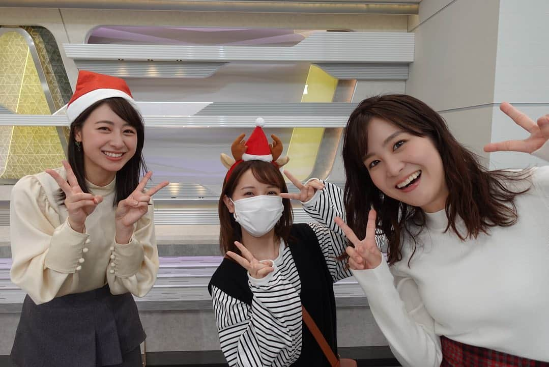 林美桜さんのインスタグラム写真 - (林美桜Instagram)「#クリスマスイブ ですね🎄 どうしても思い出が作りたくて🥲 みさきさんとるみちゃんに付き合ってもらいました🙇‍♀️ 優しい嬉しい🥺 撮影は#斎藤康貴　アナです📷✨ ※写真を撮る時だけマスクを外しました。 みなさん素敵なクリスマスを🎅  12/24 ニット@bananarepublic_j スカート@nostalgia_jp #クリスマスイブ #クリスマス #🎅 #🦌 #🎄 #merrychristmas #金曜日#アナウンサー」12月24日 21時47分 - miou0hayashi