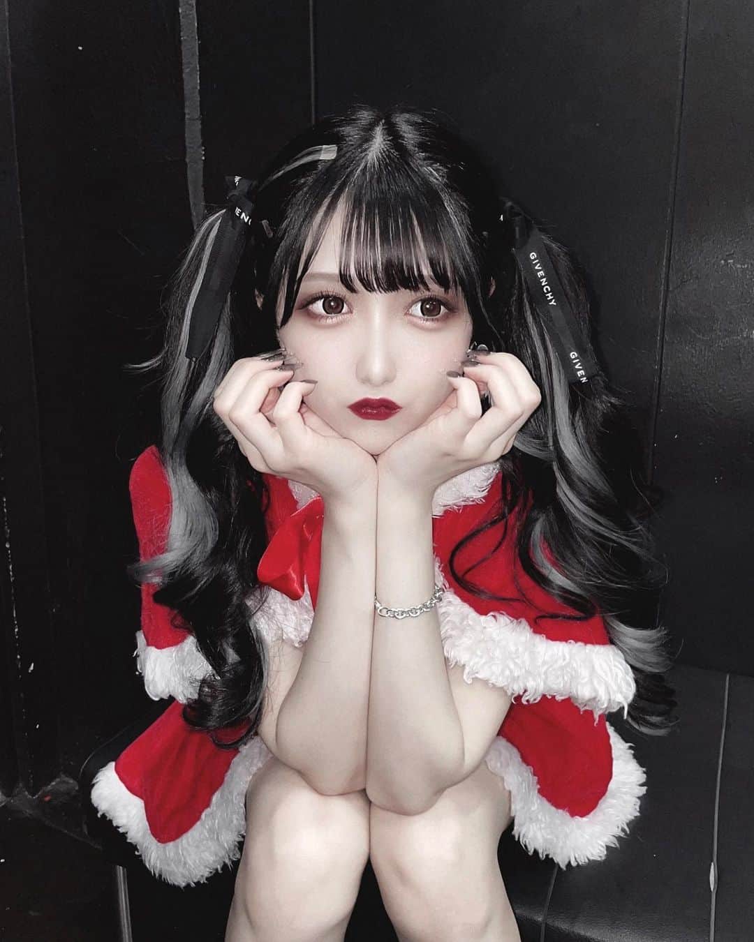 田口未彩のインスタグラム：「❤︎  メリークリスマスイブ🎄🎁❤️  #サンタコス　#サンタコスプレ #コスプレ　#クリスマス　#クリスマスパーティー #ツインテール　#高めツイン　#高めツインテール　#地雷　#地雷女　#地雷メイク　#地雷ヘア　#インナーカラー　#量産型　#量産型女子　#メンヘラ　#ジバンシー　#ツインテール #ツインテールアレンジ」
