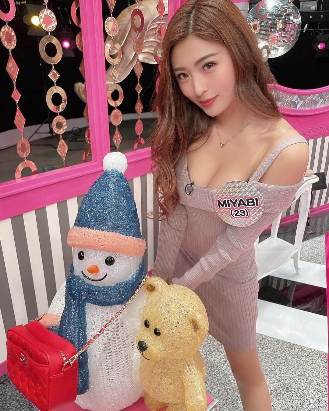 MIYABIのインスタグラム：「クリスマスイブの夜は🎅🏻🎄  フジテレビ📺ギャルいかがですか？💜💜💜  １２月２４日(金) ２３：００〜２４：１０　全国放送📣  @maritsupe0208 と　@cindystory__ ちゃんで行ったロケシーンにも注目して見てねっ💜  お楽しみに💋  ▶️ https://www.fujitv.co.jp/tokuhen/21winter/special.html  #ギャルいかがですか  #フジテレビ  #MIYABI」