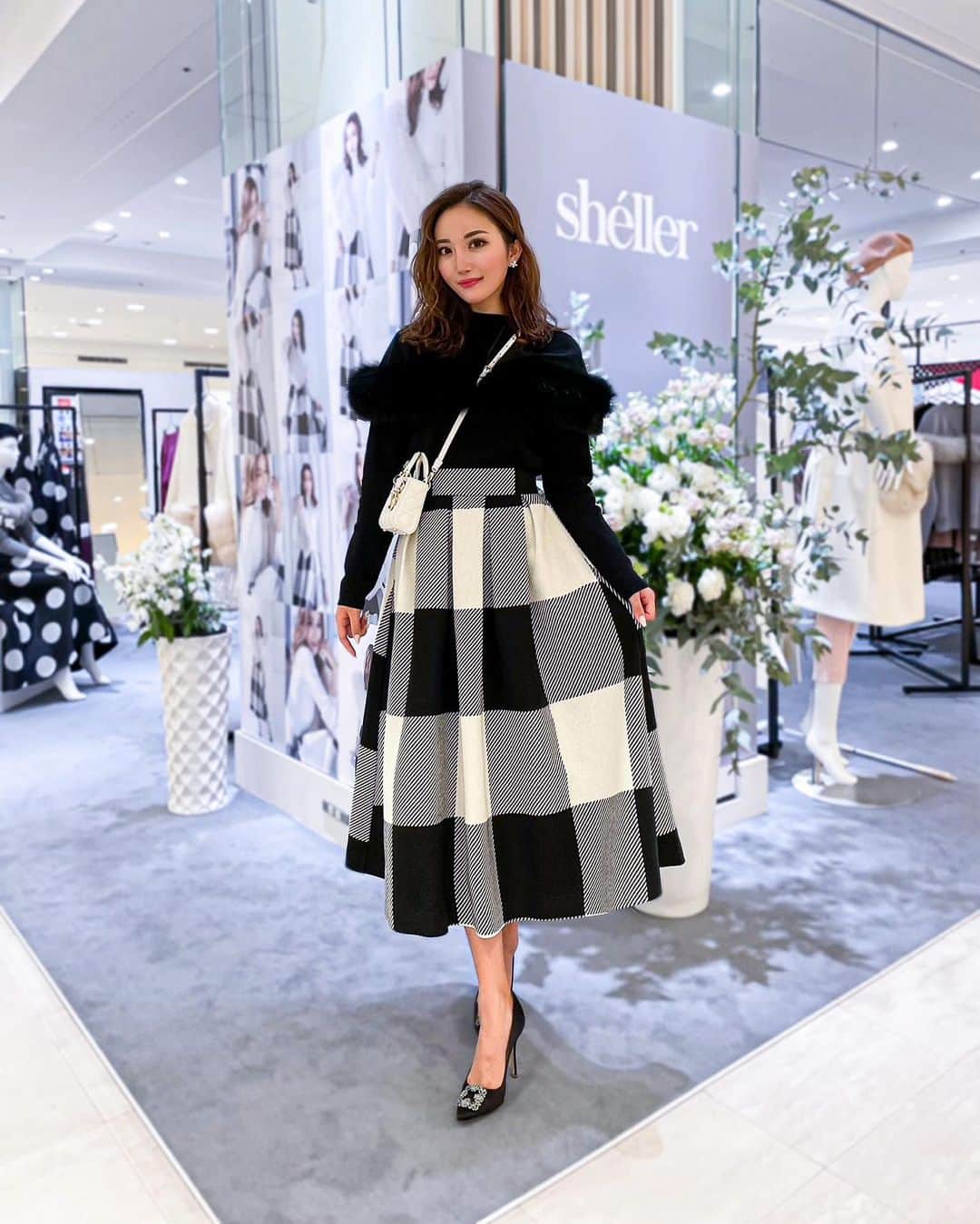のインスタグラム：「𝒕𝒉𝒂𝒏𝒌 𝒚𝒐𝒖...🦢🤍 ⁡ ご挨拶遅れましたが‥ 名古屋𝐩𝐨𝐩 𝐮𝐩１日目ありがとうございました❤︎ ⁡ 今年２回もお会いできた方💕 やっとやっとお会いできた方だったり お久しぶりにお会いできた方もたくさんで‥ 中には北海道から来て下さった方も！ 胸がぎゅっとなりっぱなしの１日でした💐 ⁡ 皆様がかわいい〜！とお洋服を手に取ってくださる姿に 色んな気持ちが込み上げては 涙が溢れそうになったなぁ😌𓈒𓂂𓏸 ⁡ 次は明日！！25日の𝐗'𝐦𝐚𝐬𐂂𖠰 また皆様の笑顔に触れられると思うと幸せ💗💗 ⁡ そして！ 今回の会場づくりもかなり拘ったので‥ 〝shéllerの世界観を感じる〟と 言ってくださる方がたくさんで素直に嬉しいです💓 ⁡ 大理石調の平台はオーダーして作ってもらって ブルーグレーのカーペットや 壁のグレーの色合わせ‥ 最後の最後まで拘ったなぁ🤍🤍 ⁡ そしてshéllerといえば！な純白のお花達‥𓆸❤︎ ⁡ 素敵すぎる空間でお店づくりが楽しくて仕方なかった💐 0から一緒に作り上げてくださった皆様に感謝。 ⁡ 残り2日の開催となりましたが 皆様に輝きをお届けできますように❤︎」