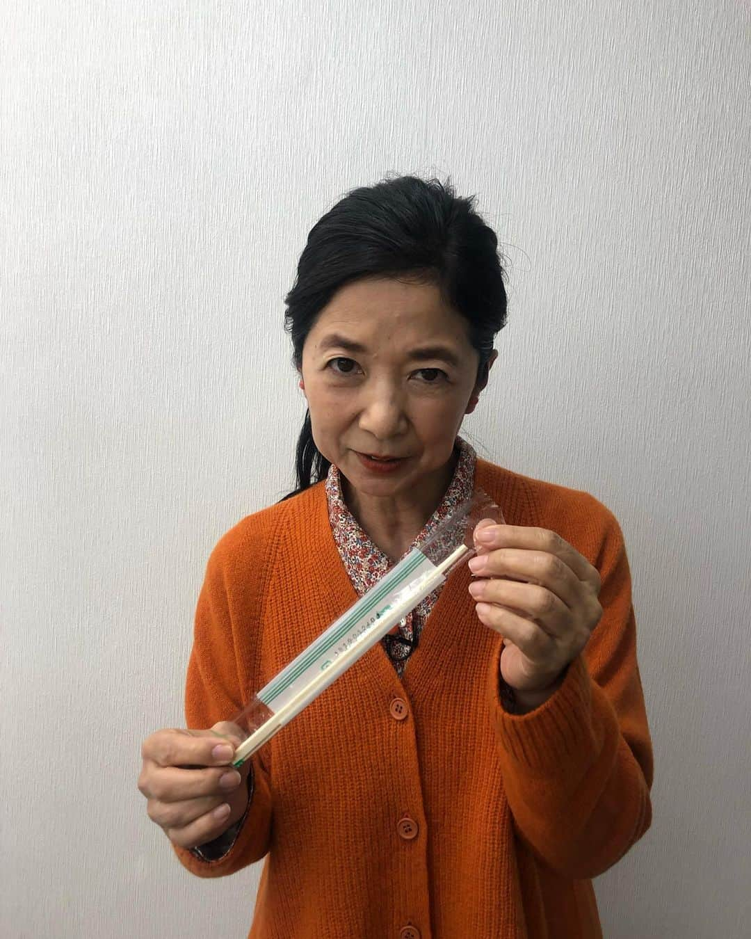 宮崎美子さんのインスタグラム写真 - (宮崎美子Instagram)「皆さん、こんばんは。  今日は、クリスマス🎄 メリークリスマス🎁  では、一つ世にも奇妙なお話を聞いてださい。  箸が🥢1本だったのです。  こんな経験をしたことがあら方、是非、こちらまで、メッセージをお待ちしております。  ちなみに最後の写真は、メイクさんが1ヶ月前に引き当てた1本箸です。  何がどうなって、こうなるのか…  是非、皆さん、同じ経験をお持ちの方はこちらまで、ご一報を。  #箸」12月24日 22時11分 - miyazakiyoshiko.official