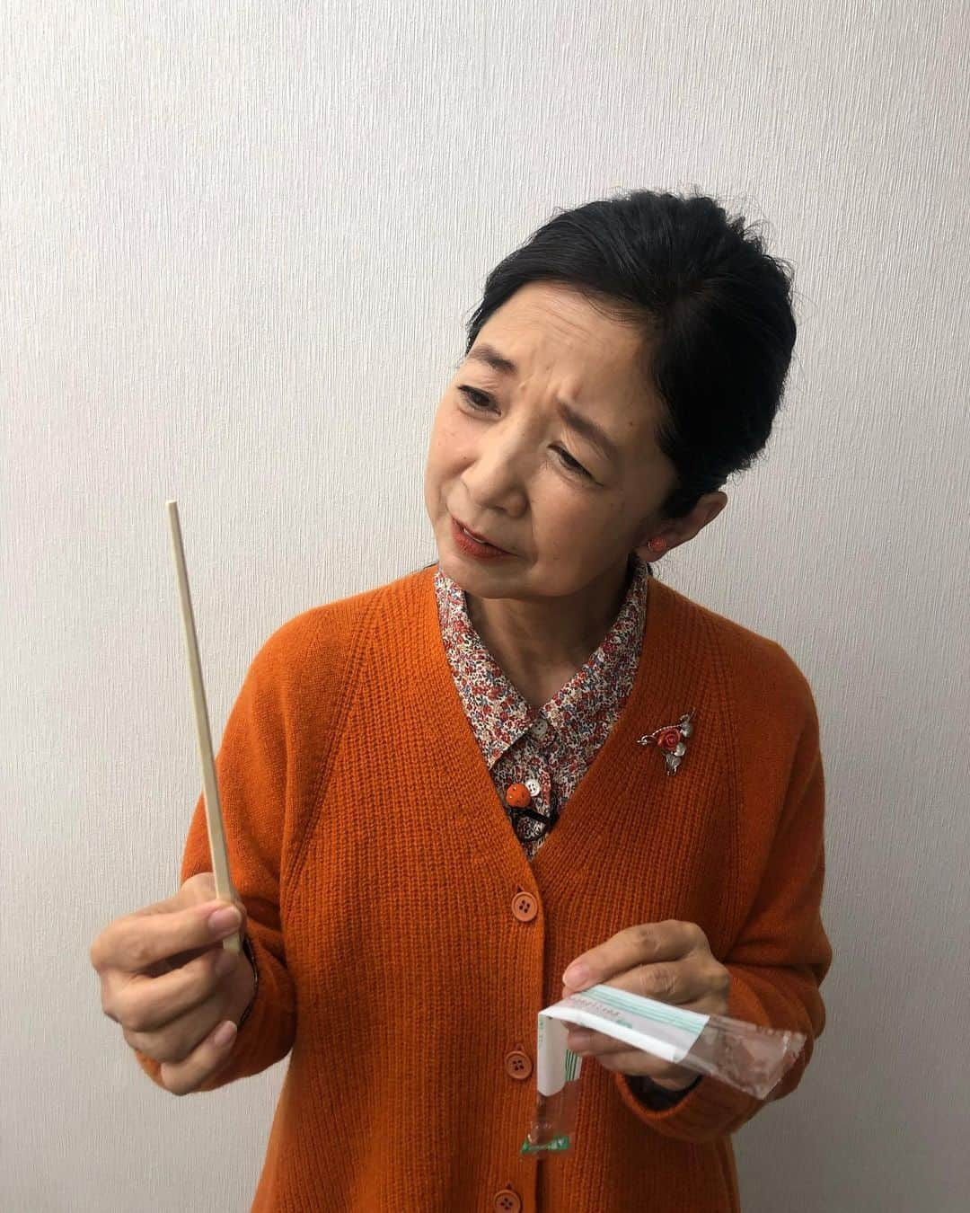 宮崎美子さんのインスタグラム写真 - (宮崎美子Instagram)「皆さん、こんばんは。  今日は、クリスマス🎄 メリークリスマス🎁  では、一つ世にも奇妙なお話を聞いてださい。  箸が🥢1本だったのです。  こんな経験をしたことがあら方、是非、こちらまで、メッセージをお待ちしております。  ちなみに最後の写真は、メイクさんが1ヶ月前に引き当てた1本箸です。  何がどうなって、こうなるのか…  是非、皆さん、同じ経験をお持ちの方はこちらまで、ご一報を。  #箸」12月24日 22時11分 - miyazakiyoshiko.official