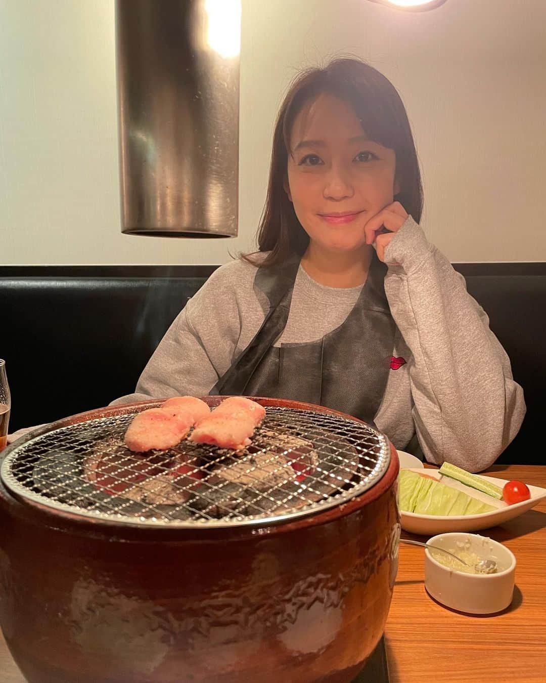 須黒清華のインスタグラム：「クリスマス🎄イブイブに、息子を預けて久しぶりに夫婦で焼肉へ✨ 目の前で焼いて食べる焼肉ってなんて美味しいんでしょう😭✨ そしてなんてビール🍺に合うんでしょう‼︎笑 やっぱり美味しいものは幸せになりますね〜💕 . 街が華やいで少し忙しない雰囲気に溢れるこの季節🎄みんなが誰かを思いながらケーキやプレゼントを買って帰るそれぞれの表情が、私は大好きです✨ 皆さん、素敵なクリスマスを🍗✨ #marychristmas #クリスマス #クリスマスプレゼント #焼肉 #焼肉デート #育休中の過ごし方 #10ヶ月ベビー #男の子ママ #babyboy」