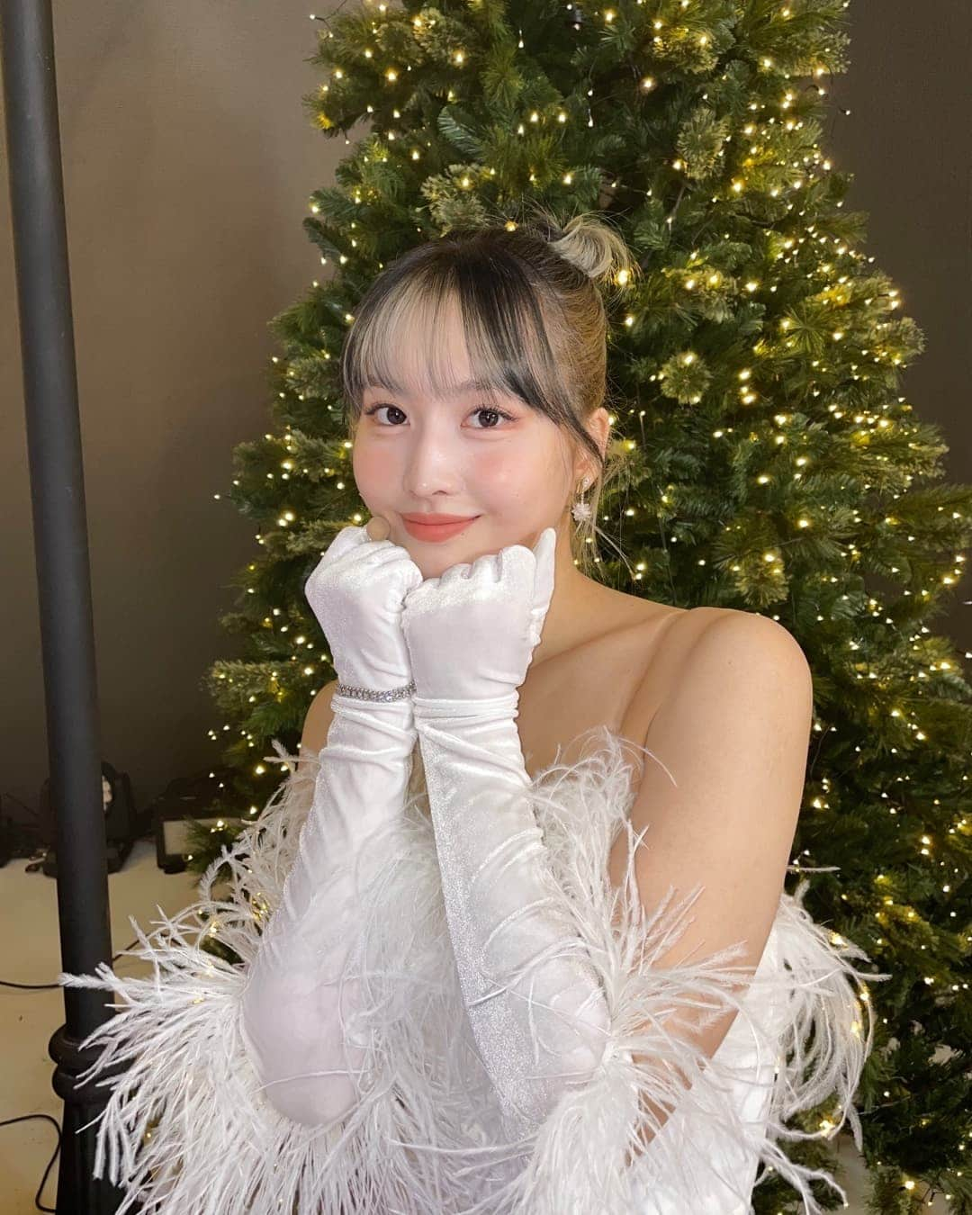 TWICEさんのインスタグラム写真 - (TWICEInstagram)「MステⓂ️🎄😎 Merry Xmas💙🤍」12月24日 22時32分 - twicetagram