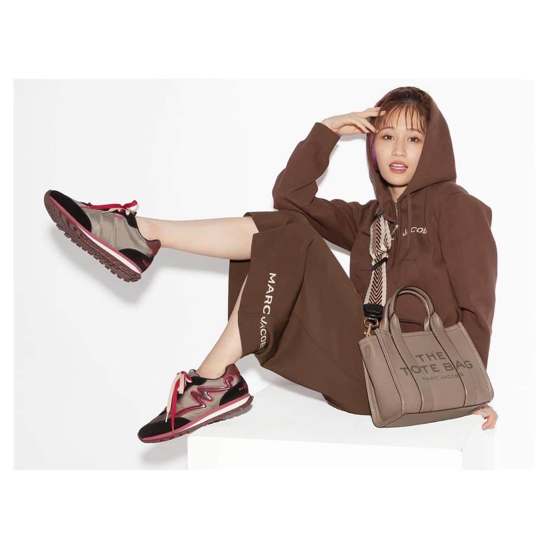 前田敦子さんのインスタグラム写真 - (前田敦子Instagram)「. MARC JACOBS 2021年リゾートコレクションを纏って。 ホリデー気分を盛り上げてくれるカラフルなアイテムは身につけた瞬間からhappyになれちゃいます💜💚💙💛🤎  #マークジェイコブス」12月24日 22時32分 - atsuko_maeda_official