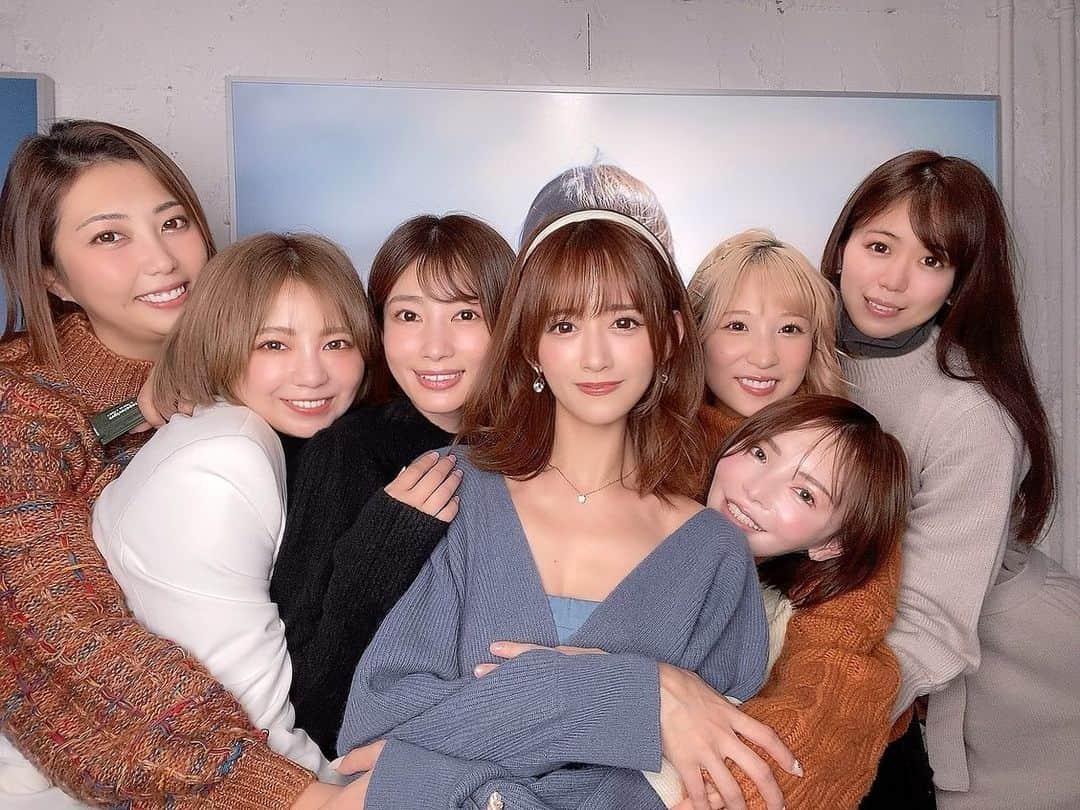 希島あいりのインスタグラム：「本日、誕生日を迎えました🎂✨  8周年＆誕生日を記念して、写真展の開催をさせていただき感謝の気持ちでいっぱいです。  心からありがとうございます！！  お祝いに駆けつけてくれたみんなの優しさに触れて、改めて恵まれた環境と素敵な繋がりを感じることが出来て本当に幸せな誕生日を迎えることが出来ました...🥲✨  応援してくださってるファンの皆様や関係者の皆様にも温かいお言葉をたくさんいただけて、物凄く励みになりました。  この業界にずっと居させいただき 本当にありがとうございます✨  多くの出会いと様々な経験のお陰で人として成長出来た気が...します！  また一つ歳を重ねた33歳の希島あいりも、引き続き応援していただけましたら幸いです！  私の想いが詰まった写真展、 ぜひ皆様お立ち寄りくださいね🍀  .  #希島あいり生誕祭 #希島あいり写真展 #希島あいりリバイバル写真展」