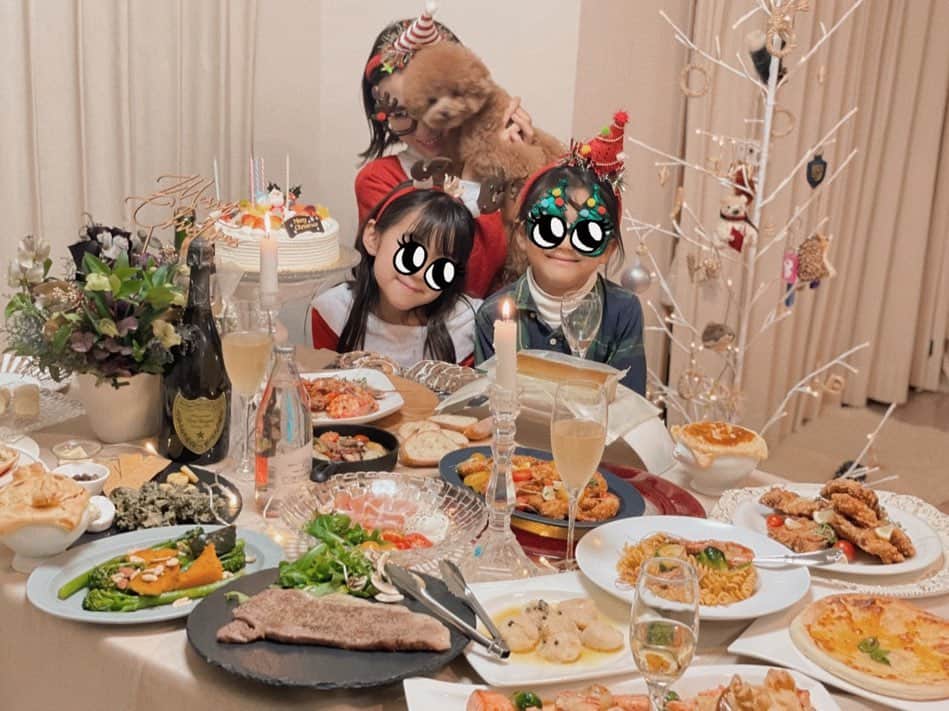 のインスタグラム：「Happy Merry Christmas eve🎄❤️  今年も家族でHome party🥂  👨🏼‍🦳👩🏻‍🦳も駆けつけてくれて去年は叶わなかった楽しい夜になりました🎁  子供達も大好きなじぃじ&ばぁばに会えてプレゼントも沢山もらえてすごく嬉しそうでした✨  今まで1人で作っていたお料理も食材探しからお手伝いしてくれてまた違った楽しみ方ができるようになりました🙏  さて、寝落ちしちゃう前にサンタ業務完了しなくては🎅  世の中のパパママお疲れ様です❣️  #christmas#クリスマス#2021クリスマス#christmastree#christmastime#クリスマスツリー#クリスマスパーティー#クリスマスレシピ#christmascake#家族時間#子育て#ママライフ#おうちごはん #冬休み#familytime#姉弟#hnaomicooking」