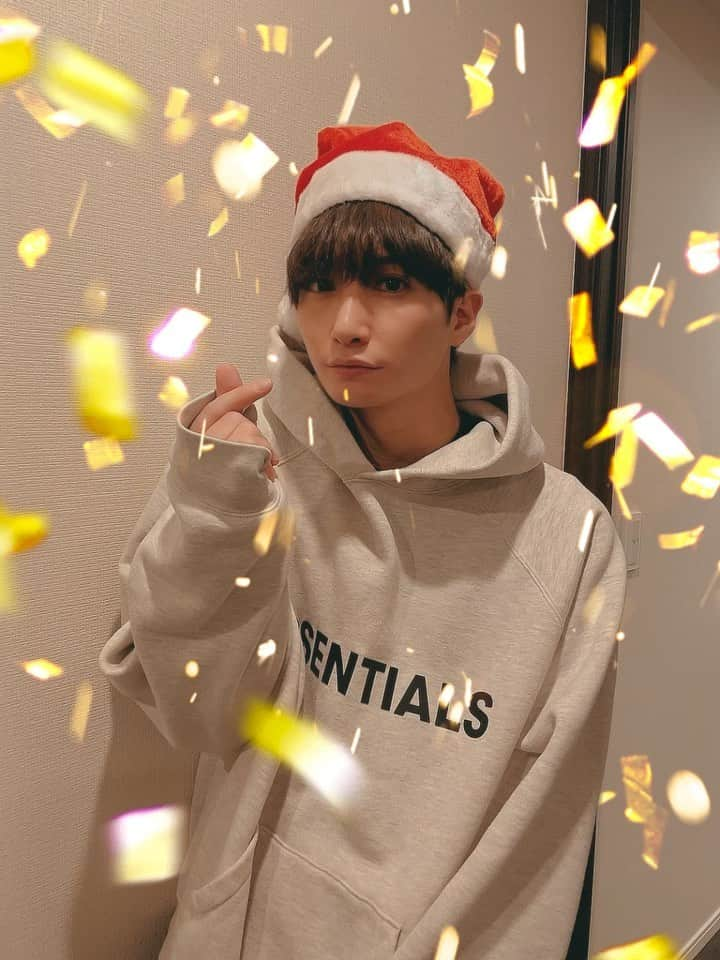 井深克彦のインスタグラム：「. 🕯🎄🎁 ⁡ 𝐦𝐞𝐫𝐫𝐲 𝐜𝐡𝐫𝐢𝐬𝐭𝐦𝐚𝐬🪵🎁 ⁡ ___✵⡱ #merrychristmas #素敵なクリスマスを」