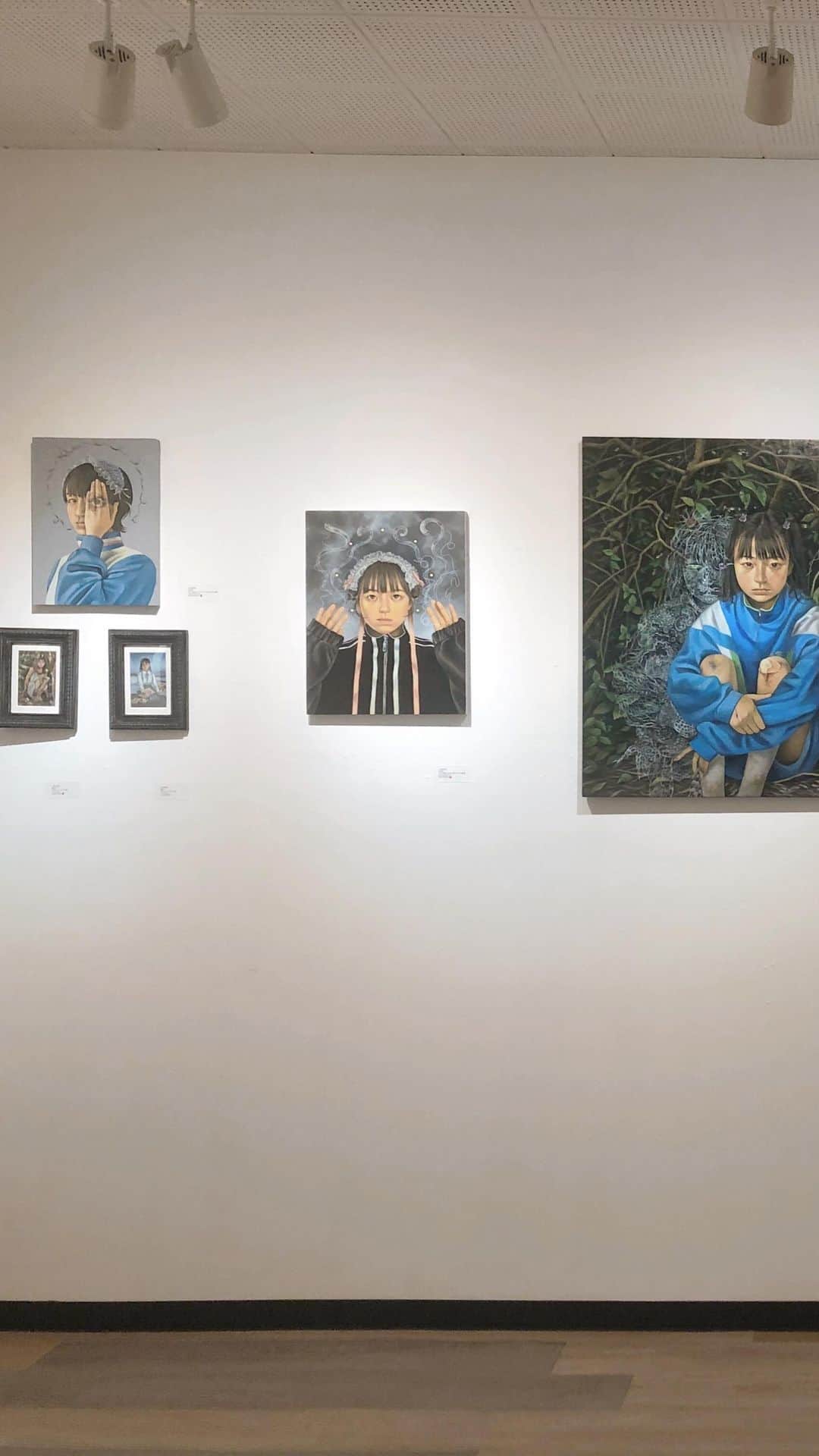 新宅和音のインスタグラム：「Video for those who can't come to Jiro Miura Gallery 🎥 The five-person exhibition "Pandora's Box" is open until Dec. 26. The theme of my section is "Identity," and I selected paintings that depict the inner specter and divinity of girls who superficially appear to be kids of today.  みうらじろうギャラリーに来れない人たちへの動画🎥 5人展「パンドラの箱」は12/26までです！ 私のセクションのテーマは「正体」で、表面的には今時の子に見える少女達の内面の妖怪性、神性について描かれた絵を選びました。  #art #artwork #painting #figurativepainting #oilpainting #japaneseart #japaneseartist #japan #portrait #contemporaryart #newcontemporaryart #girl #picoftheday #lowbrowart #popsurrealism #darksurrealism #beautifulbizarre #アート #油彩 #油絵」