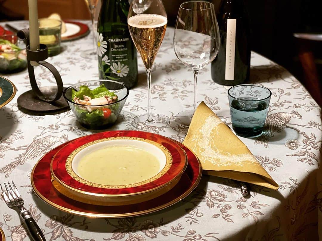 三浦瑠麗さんのインスタグラム写真 - (三浦瑠麗Instagram)「クリスマスイヴのディナー。 たまにはちゃんとしたテーブルセッティングで。 丸鷄のロースト、スタッフィング入り。 蕪とアンデスレッドのじゃがいもと芽キャベツの付け合わせ。 ロマネスクカリフラワーのポタージュ、小ヤリイカのサラダ。 食後はチーズ、パネトーネ、紅まどんな。」12月24日 23時03分 - lullymiura