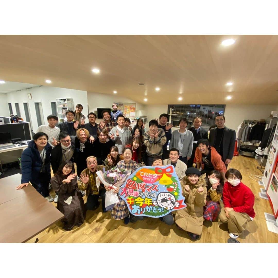 村上めぐみのインスタグラム：「. 遂にこの日がやって来ました🎄‼︎ 出産前、最後の#てれビタ　出演📺 . . . 帰って来るのが気まずくなるくらい 盛大に送り出して頂きました🥺←笑 本当にありがたい、、、 幸せ過ぎるーーー❤️ . . .  フリーランスと言う立場でありながら 沢山ごワガママも聞いて頂き、 細かくご配慮頂いたkktの皆さん てれビタスタッフの皆さん 何より暖かい応援のお言葉を下さった 視聴者の皆さんには 感謝感謝感謝です🥲❤️ . . . 元気な赤ちゃん産んできます❗️ . とりあえず バタバタですが… ご報告させて頂きます！ . 決して辞める訳ではないですし！ インスタなどで 色々更新しますので〜😍 . 引き続きよろしくお願い申し上げます。 . #てれビタ　 #感謝　 #ご報告 . . . 改めて今日の事はご報告させて頂きまーす♡ そして マスク撮影時以外はきちんとしております！」