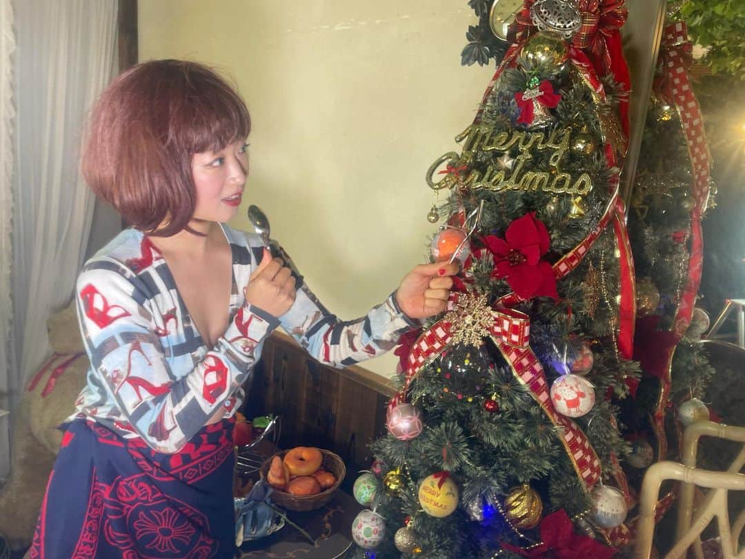佐々木心音さんのインスタグラム写真 - (佐々木心音Instagram)「「クリスマスって、美味しい食べ物か何かなの？」  ツリーに質問してみました。  ウィッグに腰ストールという 撮影現場での 斬新なオフスタイル  めりくりいぶ！  #merrychristmas #xmas #xmastree #offshot #hairwig #jobday #japanese #japaneseactress #actress #kokonesasaki #sasakikokone  #クリスマス #美味しいんですか #オフショット #ツリーと戯れる #ウィッグ #腰にストール #足冷えるから #温めないと #手にはスプーン #俳優 #女優 #佐々木心音」12月24日 23時14分 - sasakikokone